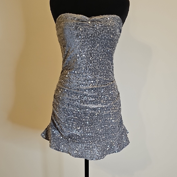 Edikted Dresses & Skirts - Edikted Siena Sequin Strapless Minidress Size Medium